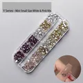 Ensemble de mini strass irréguliers argentés et roses pour décoration nail art - Pack de 12 compartiments / Blanc + Rose