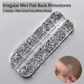 Mini strass argentés à dos plat pour nail art dans un étui de rangement à 12 compartiments - Pack de 12 compartiments / Blanc