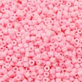 Gros plan détaillé de perles cylindriques en acrylique rose 4mm pour bijoux DIY - Paquet de 10g (Environ 300 Pièces) / Rose