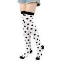 Detalle de calcetines blancos por encima de la rodilla con lunares negros y shorts - Talla única / Lunares Blanco y Negro
