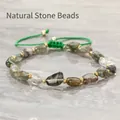 Detail van natuursteen nugget armband met verstelbaar groen koord. - Onregelmatige nugget / Groen Rutilated Kwarts Armband