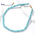 Detailopname van een turkooizen kralenketting met een goudkleurige veerringsluiting. - 39cm+5x8mm Kraal / Blauwe howliet