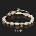Close-up van natuurlijke onregelmatige rutielkwarts armband met gouden kralen op zwart reflecterend. - Onregelmatige nugget / Citrien Armband