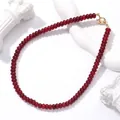 Gedetailleerd overzicht van donkerrode natuurstenen kralenketting met gouden gesp - 39cm+5x8mm Kraal / Donkere Robijn