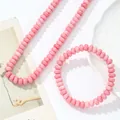 Gedetailleerd overzicht van de roze crackle kristallen ketting en armbandenset. - Ketting + Armband / Donkerrood patroon