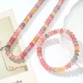Primer plano detallado del conjunto de collar y pulsera de cristal craquelado rosa - Collar + Pulsera / Rosa Multicolor