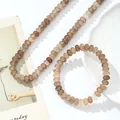 Detalle del conjunto de collar y pulsera con cuentas de cristal craquelado natural - Collar + Pulsera / Marrón