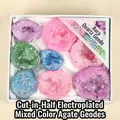 Gros plan de géodes d'agate galvanisées colorées dans une boîte cadeau blanche - One Box (8x9.5x4cm) / Agate Mélangée Électroplaquée Coupée