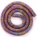 Gros plan de perles d'espacement en hématite ondulées de 6 mm avec un fini métallique arc-en-ciel - Intercalaire Vague Mat / 6x6x1mm / Multicolore