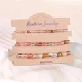 Detaillierte Nahaufnahme des dreiteiligen Armbandsets aus Naturstein auf Kraftpapier-Display - Wassermelonenschale