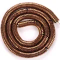 Gros plan de perles d'espacement en hématite bronze ondulées de 6 mm pour bijoux DIY. - Intercalaire Vague Brillant / 6x6x1mm / Cuivre rouge antique