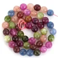 Primo piano di perline in pietra naturale sfaccettate multicolori per gioielli fai da te - perline tagliate / 8mm / Colorato