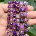 Détail montrant la texture facettée des perles d'agate violette pour bijoux DIY - Perles Torsadées Facettées / 18cm 6mm / Agate rubanée violette