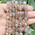 Makroansicht von naturfarbenen facettierten Achat-Drehperlen für DIY-Schmuckherstellung - Facettierte Gedrehte Perlen / 18cm 6mm / Grauer Achat