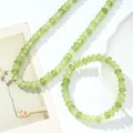 Primer plano de conjunto de collar y pulsera de cuentas de cristal verde natural - Collar + Pulsera / Uva