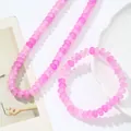 Detalle del conjunto de collar y pulsera de cuentas de cristal rosa craquelado en blanco - Collar + Pulsera / Rosa rojo