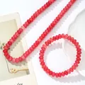 Detalle del conjunto de collar y pulsera de cuentas de cuarzo crackle rojo natural - Collar + Pulsera / Patrón Rojo Transparente