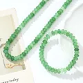 Primer plano del conjunto de collar y pulsera de cuentas de cristal craquelado verde - Collar + Pulsera / Verde menta