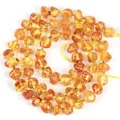 Detailansicht natürlicher unregelmäßiger bernsteinfarbener Perlen für DIY-Schmuck - 5-6mm (ca. 55 Stück/Packung) / Glatt Dunkelgelb