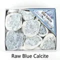 Vista macro di pietre minerali di calcite blu grezza naturale in una scatola regalo - Confezione Regalo in Pietra Grezza di Calcite Blu (GN608) / Set Scatola 8x9.5x4cm