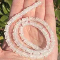 Detailopname van witte kristallen kralen in botvorm, 6x9mm, voor DIY-sieradenprojecten. - Bamboe Vorm Witte Kwarts / 6x9mm (ongeveer 41 stuks/streng)