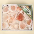 Vista dettagliata di pietre minerali di sale naturale in una confezione regalo - Scatola: 8x9.5x4cm / Set Confezione Regalo Minerale di Sale