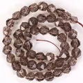 Detalle de cuentas de cuarzo ahumado facetadas de 8mm con transparencia café - Faceted Irregular Smoky Quartz / 8mm (Aprox. 46 piezas) / Marrón Té