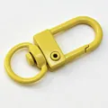 Gros plan d'un fermoir mousqueton pivotant en alliage de zinc jaune pour l'artisanat - Grand 3.2*1.3CM / Jaune