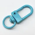 Gros plan d'un fermoir mousqueton en alliage de zinc bleu clair pour bijoux DIY - Grand 3.2*1.3CM / Bleu