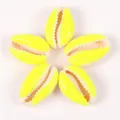 Primo piano di conchiglie naturali giallo brillante per la creazione di gioielli - Giallo Fluorescente