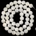 Nahaufnahme von glatten, polierten weißen runden Perlen aus natürlicher Trochus-Muschel. - 4mm (ca. 88 Stück) / Weiß