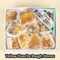 Natürliche gelbe Fluorit-Rohsteine in einer kleinen weißen Geschenkbox Detailansicht - Gelbes Fluoriterz (GN63) / Eine Box