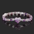 Handgefertigtes lila Kristallperlenarmband mit Herz-Mittelstück auf schwarzem Hintergrund - Herz / 18cm Length (4mm Faceted Beads) / Amethyst