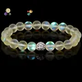 Bracciale di perle satinate iridescenti con perla centrale decorata con cristalli - 19cm 8mm Perlina di Zirconia Bianca Smerigliata / Giallo chiaro