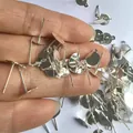 Nahaufnahme von silbernen DIY-Ohrstecker-Rohlingen mit flacher Basis und Öse. - 8mm (1 Stück) / Silber