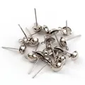 Nahaufnahme von silbernen DIY-Ohrsteckern mit Schlaufen zum Aufhängen - 6mm Perle Mit Schlaufe (X9R69R70) / 1 Set / Silber