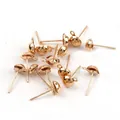 Nahaufnahme goldener halbrunder Ohrstecker mit kleiner Schlaufe für die DIY-Schmuckherstellung - 6mm Perle Mit Schlaufe (X9R69R70) / 1 Set / Imitationsgold
