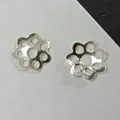 Vue détaillée de calottes de perles en forme de fleur argentée pour la création de bijoux DIY - 100 Pièces/Paquet / 6mm / Argent