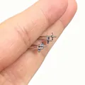 Hochwertige versilberte Ohrstecker mit flachen Pads für DIY-Schmuck und Perlenfassungen - 4mm Flaches Kreuzschalentablett Weißgold Plattiertes Kupfer (Mit Mittelstift)