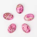 Gros plan détaillé de cabochons ovales en turquoise impériale rose à texture veinée - 2 Pièces/Pack (10x14mm) / Turquoise Impériale Rose