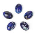 Vue rapprochée de cabochons ovales en turquoise impériale bleue avec veines naturelles - 2 Pièces/Pack (10x14mm) / Turquoise impériale bleu lapis