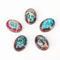 Gros plan de cabochons en turquoise impériale ovale avec des motifs colorés uniques - 2 Pièces/Pack (10x14mm) / Turquoise Impériale Bicolore Bleu Lac Et Rouge