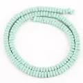 Detailansicht hellgrüner 2x4mm quadratischer Lavasteinperlen für die DIY-Schmuckherstellung - 2x4mm Quadratische Scheibe Lavastein / Ein Strang (Ca. 140-145 Stk) / Seeblau
