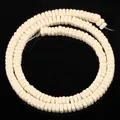 Detailansicht der 2x4mm rechteckigen weißen Lavasteinperlen für DIY-Schmuckherstellung - 2x4mm Quadratische Scheibe Lavastein / Ein Strang (Ca. 140-145 Stk) / Gebrochenes Weiß