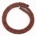 Detaillierte Makroansicht roter 2x4mm quadratischer Lavasteinperlen mit poröser Textur - 2x4mm Quadratische Scheibe Lavastein / Ein Strang (Ca. 140-145 Stk) / Burgunderrot
