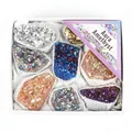 Primo piano di cluster di ametista galvanizzata multicolore in una scatola regalo bianca. - Cluster Ametista Aura Colori Misti (GN626) / Set Confezione Regalo 8x9.5x4cm