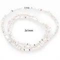Vista ravvicinata di un filo di perle quadrate in ematite argentata da 2x1mm - Stile Pezzo Quadrato / 2x1mm (Circa 330pz/Filo) / Argento lucido