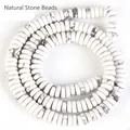 Détail macro de perles en howlite blanche en forme de roue avec texture marbrée grise DIY - Style de disque rond naturel / 2x6mm