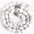Vue rapprochée de perles de turquoise blanche naturelle irrégulières pour bijoux DIY - Style irrégulier naturel / 6-8mm