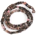 Nahaufnahme von 4mm Naturstein-Würfelperlen mit rosa-schwarzem Muster in Spiralform. - Ca. 86-92 Stück/Packung / Rosa und Schwarz (Rhodonit)